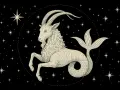 Mitologiczny Koziorożec na tle gwiazd. Dowiedz się, jak poznać, że koziorożec kocha, obserwując jego zachowanie.