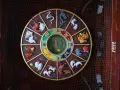 Okrągły zegar zodiaku chińskiego z wizerunkami zwierząt, w tym bawół chiński znak zodiaku.