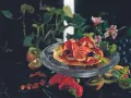 Eine süße Pizza mit Eis, Beeren und Kiwi. Mandeln und Trauben garnieren das Dessert.