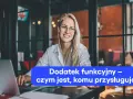 Uśmiechnięta blondynka w okularach pracuje przy laptopie. Na ekranie widoczny tekst: "Dodatek funkcyjny – czym jest, komu przysługuje".