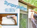 Styroporplatten kleben: Ein Mann befestigt eine Styroporplatte am Haus. Daneben eine Hand mit Kleberpistole.