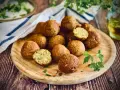 Frisch zubereitete Falafel auf einem Holzbrett, perfekt zum falafel selber machen. Ein Genuss für jeden Liebhaber der orientalischen Küche.