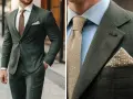 Un uomo indossa un elegante vestito verde a righe, con cravatta e fazzoletto coordinati. Perfetto per ogni occasione, questo completo è ideale con le giuste scarpe da abbinare.