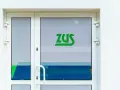 Drzwi z zielonym logo ZUS.