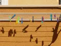 Variados tipos de tendederos exteriores con pinzas de colores sujetan la ropa. Las sombras proyectadas crean un patrón interesante sobre la pared texturizada.