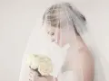Co na głowę do ślubu? Trendy, welon i alternatywy. Wybierz idealnie!