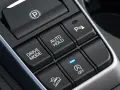 Przyciski w samochodzie: hamulec postojowy, Drive Mode, Auto Hold, asystent parkowania i kontrola zjazdu ze wzniesienia. Hill holder ułatwia ruszanie pod górę.