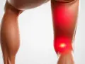 Muskulös underben och lår med röd glöd över knät, som visar smärta vid en nordic hamstring curl.