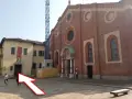 Plac przed kościołem z banerem "Cenacolo Vinciano". Bilety na Ostatnią Wieczerzę można kupić w pobliżu.