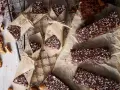 Chokladiga proteinbars, perfekta för ett snabbt mellanmål. Ett enkelt proteinbar recept med nötter och kokos.