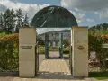 Ogrody Biblijne w Muszynie to wspaniałe atrakcje na weekend. Monumentalny anioł nad bramą zaprasza do zwiedzania.