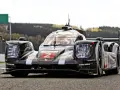 Wyścigowy Porsche 919 z numerem 2 na masce, gotowy do startu na torze wyścigowym.