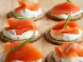 Deliziosi crostini con salmone affumicato, formaggio cremoso e erba cipollina. Un antipasto perfetto, quasi come un salmone in gravidanza per la sua ricchezza.