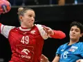 Piłka ręczna: Polka z numerem 49 rzuca do bramki, obok zawodniczka Francji z numerem 18.