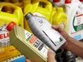 Wybierasz jaki olej do silnika? Na półce stoją różne marki: Shell Helix, Castrol Edge i Mobil Super.