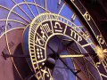 Znak zodiaku Rak na zabytkowym zegarze astronomicznym.