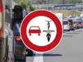 Znak zakazu wjazdu dla samochodów, rowerów i motocykli. Korek na autostradzie, widoczna wwl rejestracja.