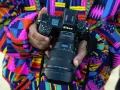 Osoba trzyma aparat Nikon Z6 z obiektywem NIKKOR Z 14-24mm f/2.8 S. Wśród wielu marek aparatów fotograficznych, Nikon wyróżnia się jakością.