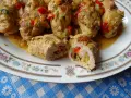 Roladki schabowe z warzywami (papryka, cukinia) w sosie. Idealne pytanie: czym faszerować roladki schabowe?