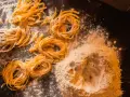 Domowy makaron, jak u babci, gotowy do gotowania. Pyszny przepis na tagliatelle.