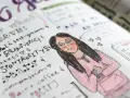 Rysunek w bullet journalu: uśmiechnięta dziewczyna w okularach i różowej bluzie, otoczona listą rzeczy, które kocha, jak bieganie i kawa.