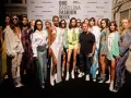 Modelos en la 080 Barcelona Fashion Week, con un diseñador. ¡Un desfile que parece un verdadero custo outlet de moda!
