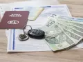 Karta pojazdu, kluczyki i pieniądze – komplet dokumentów i środków na zakup nowego samochodu.