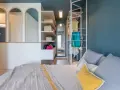 Progetto camera da letto con cabina armadio: letto, scaffali con cesti, abiti appesi e specchi ad arco.