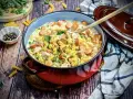 Herzhafte Nudelpfanne mit Würstchen, Erbsen und Hähnchen – ein Gericht, das perfekt für "das perfekte Dinner Rezepte" ist.