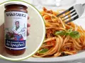 Sos pomidorowy Makłowicz i Synowie do spaghetti, gotowy do podania z domowym makaronem.