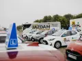 Samochody szkoleniowe z literą "L" na dachu, gotowe do nauki jazdy. Dowiedz się, od ilu lat można zdobyć prawo jazdy AM.