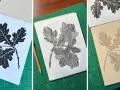 Tre steg i skapandet av ett linoleumtryck med ekollon och blad. Inspiration för ditt eget linoleumtryck.