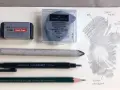 Ołówki i gumki do rysowania, w tym gumka chlebowa i ołówek HB, idealne do precyzyjnego pisma technicznego.