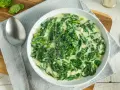 Un plato cremoso de espinacas con bechamel, listo para disfrutar.