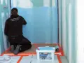 Un carreleur applique une protection étanche avant la pose carrelage dans une douche.