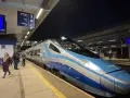 Nowoczesny pociąg Pendolino na peronie, gotowy do podróży ze Szczecina do Warszawy.