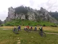 Grupa rowerzystów na tle skalnych ostańców. Jura Krakowsko-Częstochowska rowerem to wspaniała przygoda.