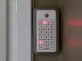 Verisure larma på med kod. En vit panel med siffror och symboler lyser rött.