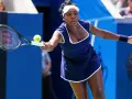 Venus Williams golpea la pelota en un partido, demostrando su destreza en los Grand Slams.