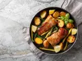 Pyszne polędwiczki wieprzowe z pieczonymi ziemniaczkami, fasolką szparagową i cytryną na patelni. Idealny sposób, jak zrobić polędwiczki na obiad.