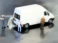 Miniaturowi pracownicy zajmują się białym busem budowlanym. Jeden z nich czyści tył pojazdu, inny trzyma narzędzie, a trzeci obserwuje.