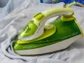 Ferro da stiro Philips EcoCare verde e giallo, pronto per stirare. L'acqua potrebbe fuoriuscire se inclinato.