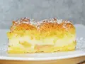 Pyszne ciasto z jabłkami i budyniem, posypane cukrem pudrem. Idealne na deser.