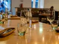 Gedeckter Tisch mit Gläsern und Besteck. Hier kann man entspannt glutenfrei essen und genießen.