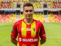 Piłkarz Korony Kielce w czerwono-żółtej koszulce na tle stadionu. Czekamy na kolejne transfery Korona Kielce!