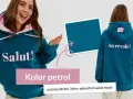 Dziewczyna w bluzie w kolorze petrol, z napisem "Salut!" z przodu i "Au revoir!" z tyłu.