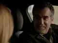 Un uomo sorride in auto, un momento di complicità nella serie turca "La Famiglia".