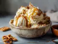 Schüssel mit Salted Caramel Eis, beträufelt mit Karamellsauce und bestreut mit Meersalz. Perfekt dazu passen Brezeln und Kekse.