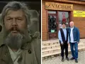 Dwóch mężczyzn przed sklepem "Znachor", gdzie rozgrywa się akcja filmu.