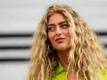 Frau mit voluminösen, blonden Locken, die zeigen, wie man Locken selber machen kann.